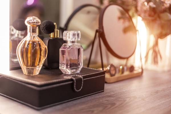 香りをまとうことは、ナチュラルメイクと似ている。