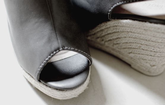 おばさん靴を履きたくないけど終日ヒールはつらい。そんな女性に試してほしい３つのこと