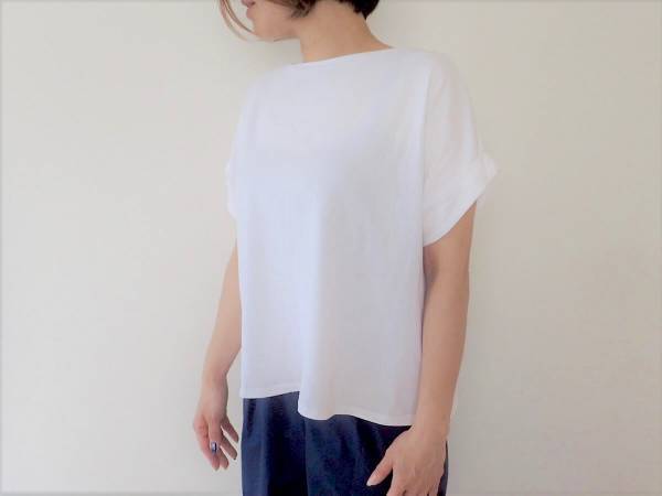 GU無地白Tシャツが上品。大人っぽく見せられます