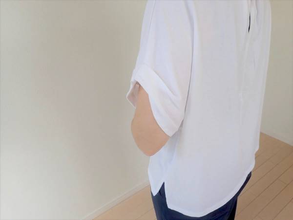 GU無地白Tシャツが上品。大人っぽく見せられます