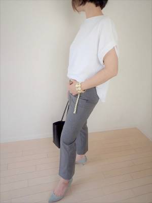 GU無地白Tシャツが上品。大人っぽく見せられます