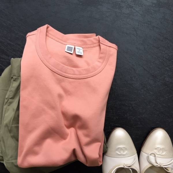 Uniqlo UのTシャツが大人上品。“きれい色”がおすすめです