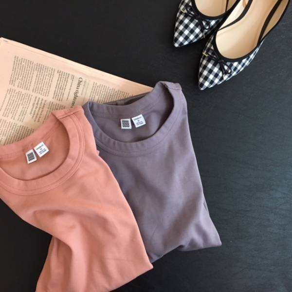 Uniqlo UのTシャツが大人上品。“きれい色”がおすすめです