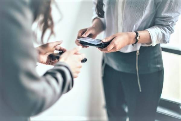 好感度アップには「初々しさ」を演出する香水がおすすめ