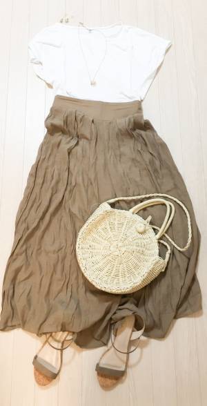 UNIQLOドレープクルーネックTが大人上品。１枚で抜け感が叶います