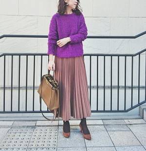 大人のパープルコーデにはブラウンを取り入れて。品良くおしゃれにまとまります