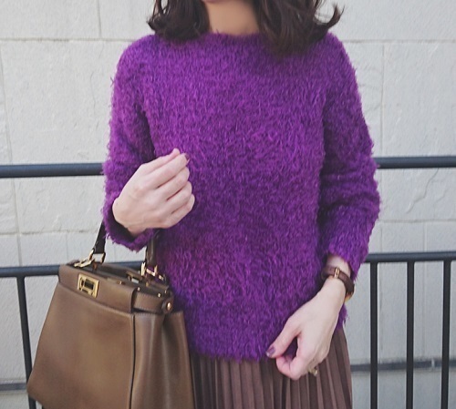 大人のパープルコーデにはブラウンを取り入れて。品良くおしゃれにまとまります