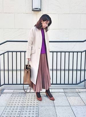 大人のパープルコーデにはブラウンを取り入れて。品良くおしゃれにまとまります