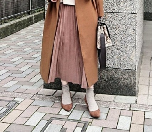 大人の「パンプス×靴下コーデ」を素敵に見せる秘訣