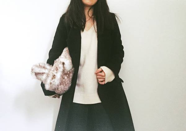 白Vネックニットの「普通っぽさ」を回避する小技