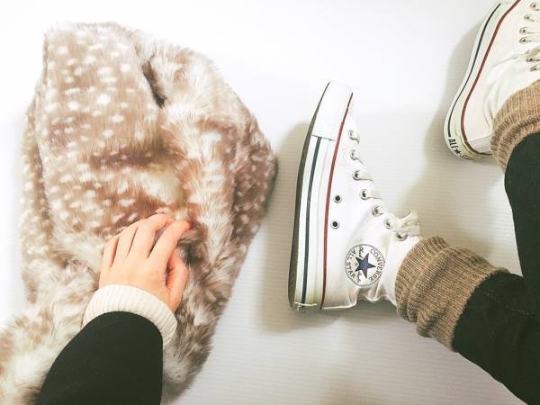 白Vネックニットの「普通っぽさ」を回避する小技