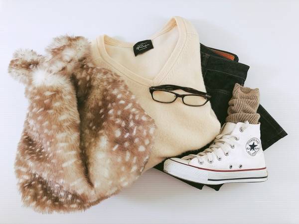 白Vネックニットの「普通っぽさ」を回避する小技