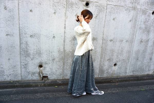 定番白ニットは「スポーティー×ドレッシー」でおしゃれに見える！