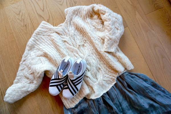 定番白ニットは「スポーティー×ドレッシー」でおしゃれに見える！