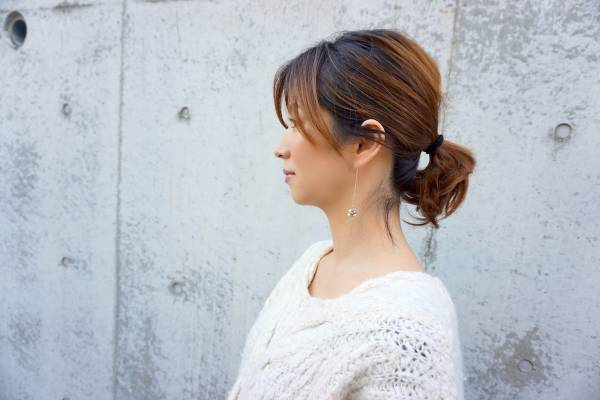 定番白ニットは「スポーティー×ドレッシー」でおしゃれに見える！