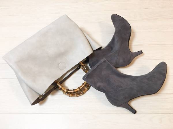 定番白ニットには「きれい色ボトムス」が今っぽい