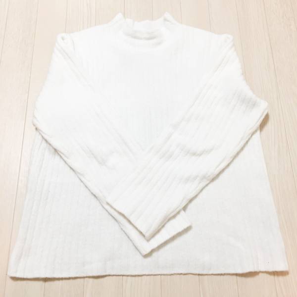 定番白ニットには「きれい色ボトムス」が今っぽい