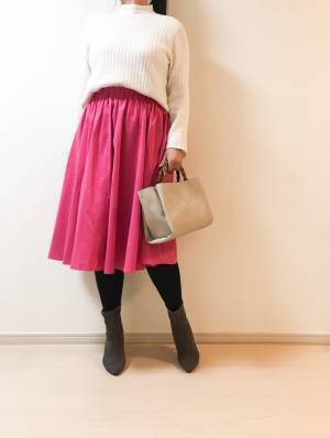 定番白ニットには「きれい色ボトムス」が今っぽい