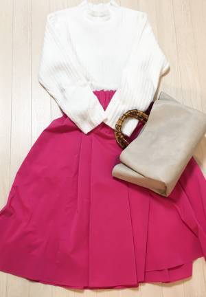 定番白ニットには「きれい色ボトムス」が今っぽい