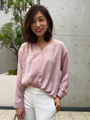 GUのVネックブラウスが上品見え！　1990円なんて信じられない