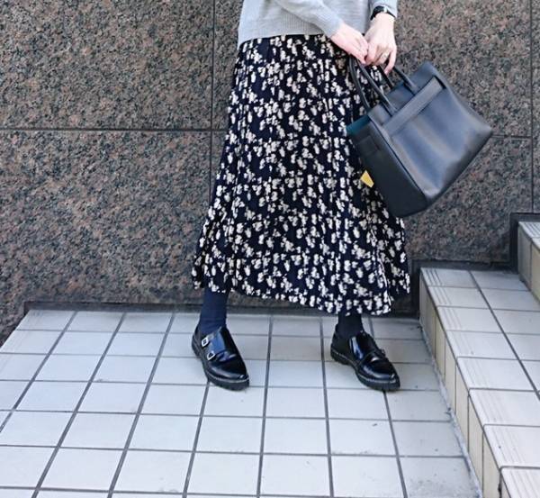 抜け感のある足元はネイビーかグレーのタイツで作る！