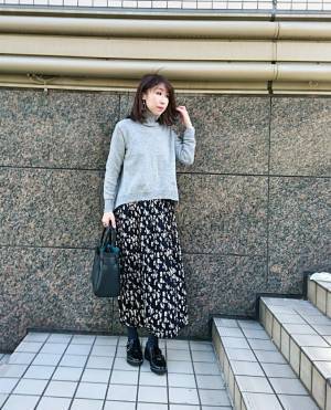 抜け感のある足元はネイビーかグレーのタイツで作る！