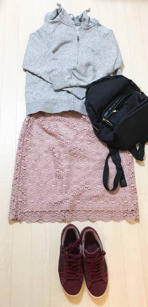UNIQLOパーカ＋レーススカートが上品見え。きれいめカジュアルが叶います