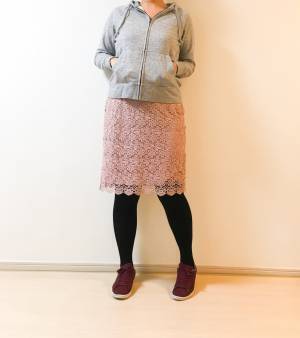 UNIQLOパーカ＋レーススカートが上品見え。きれいめカジュアルが叶います