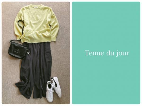 ゆるニットの足元はスニーカー。パリジェンヌっぽいかろやかな着こなしに