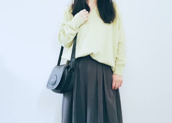 ゆるニットの足元はスニーカー。パリジェンヌっぽいかろやかな着こなしに