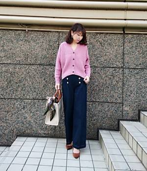 大人のピンクはデニムと合わせると甘くなりすぎない