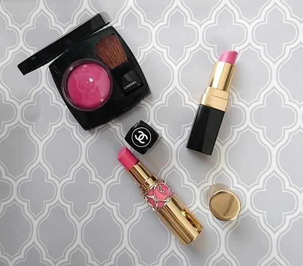 大人のピンクはデニムと合わせると甘くなりすぎない