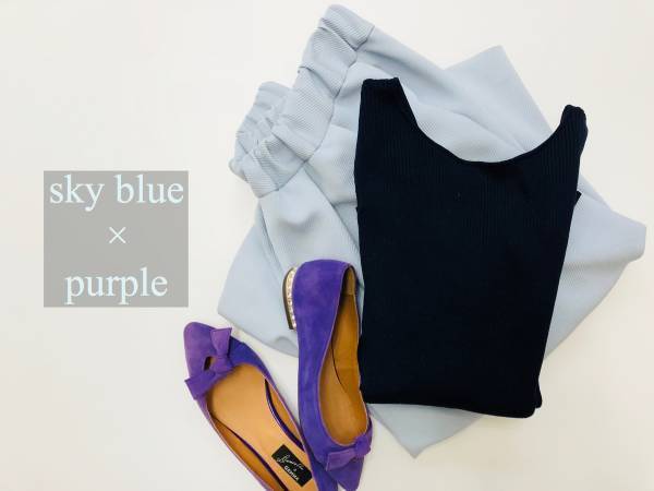 春色にはネイビートップスを。品良く大人っぽくまとまります