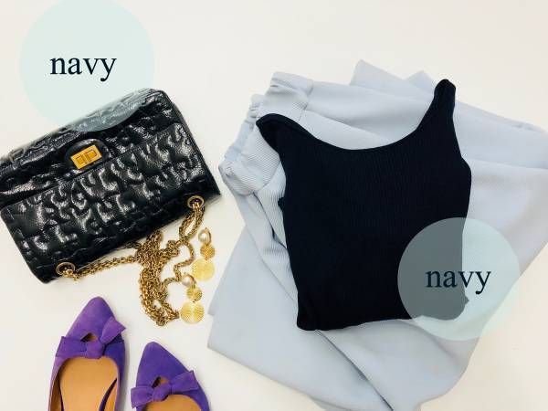 春色にはネイビートップスを。品良く大人っぽくまとまります