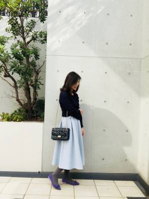 春色にはネイビートップスを。品良く大人っぽくまとまります