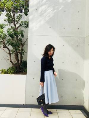 春色にはネイビートップスを。品良く大人っぽくまとまります