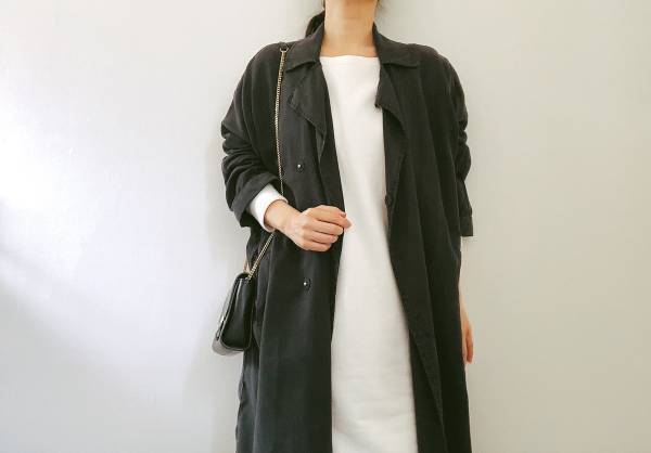 ハイテクスニーカー投入で、春の黒をかろやかに見せる