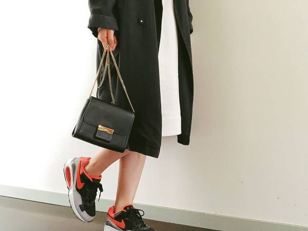 ハイテクスニーカー投入で、春の黒をかろやかに見せる