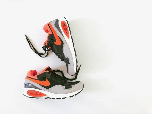 ハイテクスニーカー投入で、春の黒をかろやかに見せる