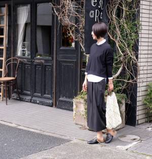 春のオールブラック、かろやかに見せるコツは、素材と質感を変えること