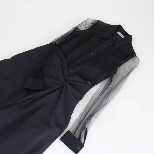 春のオールブラック、かろやかに見せるコツは、素材と質感を変えること