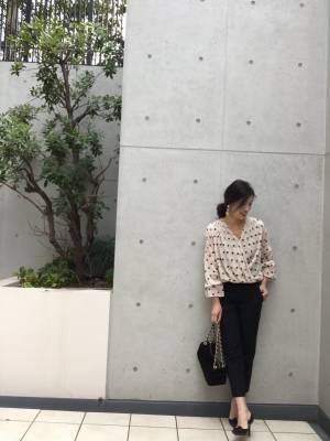 美人服が揃う“BIRTHDAY BASH”のドット柄ブラウスなら、上品な雰囲気が作れます