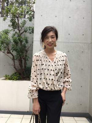 美人服が揃う“BIRTHDAY BASH”のドット柄ブラウスなら、上品な雰囲気が作れます