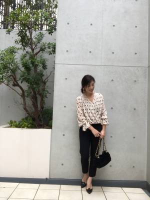 美人服が揃う“BIRTHDAY BASH”のドット柄ブラウスなら、上品な雰囲気が作れます