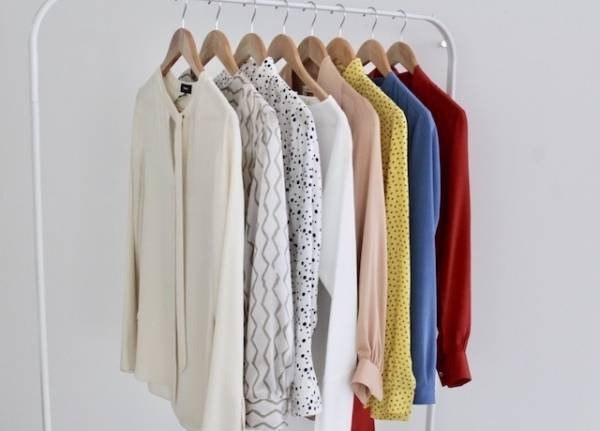 レフ板効果あり！　華やか見えシルクブラウスは１枚でサマになる