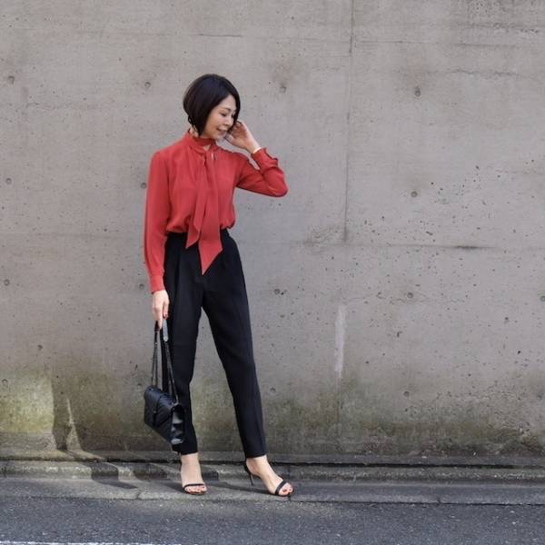 レフ板効果あり！　華やか見えシルクブラウスは１枚でサマになる