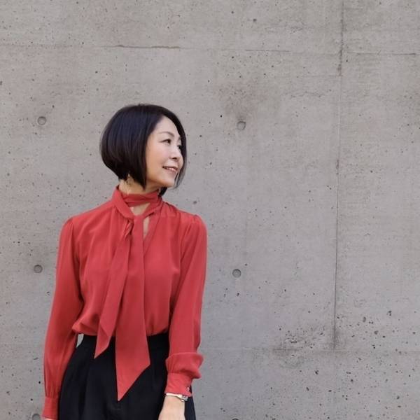 レフ板効果あり！　華やか見えシルクブラウスは１枚でサマになる