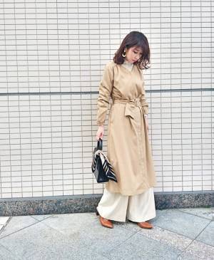 淡やさしいべージュ×白は“黒の差し色”で洗練度アップ