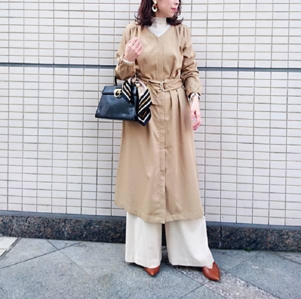 淡やさしいべージュ×白は“黒の差し色”で洗練度アップ