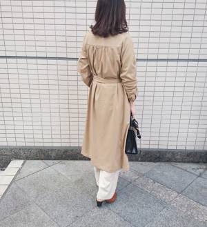 淡やさしいべージュ×白は“黒の差し色”で洗練度アップ